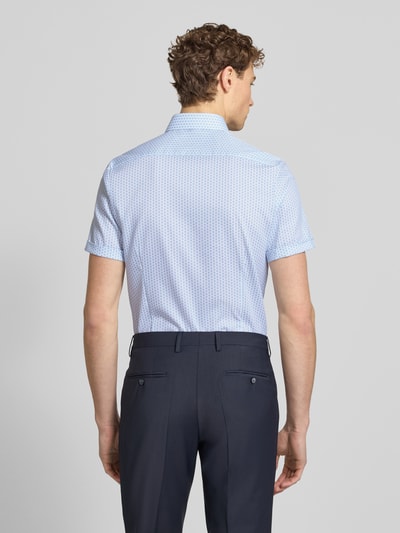Männermodel trägt Slim Fit Business-Hemd im Allover-Look mit Kentkragen von OLYMP Level Five in Hellblau, Rückenansicht, Ganzkörperansicht Rückansicht. Baumwoll-Elasthan-Mix, kurze Ärmel, dezentes Muster.