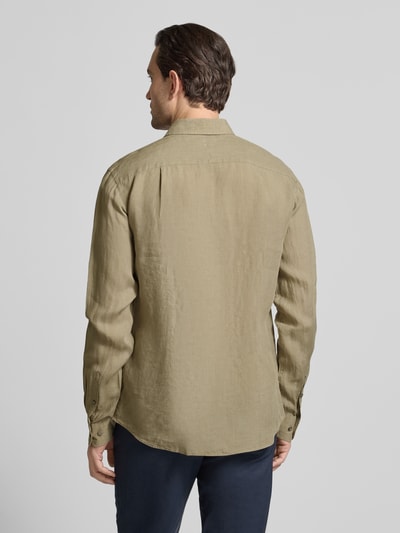 Männermodel trägt Regular Fit Leinenhemd mit Kentkragen Modell 'Spenser' von Tiger Of Sweden in Beige, reine Leinenstruktur, Ganzkörperansicht Rückansicht, Rückenlänge 77 cm, Schulterbreite 48 cm, Ärmellänge 69 cm.