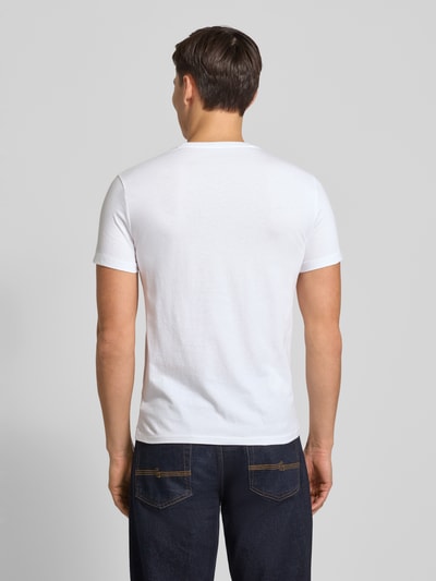 Männermodel trägt weißes T-Shirt mit Label-Stitching von Polo Ralph Lauren aus Baumwolle, Regular Fit, Rückenansicht, Ganzkörperansicht Rückansicht
