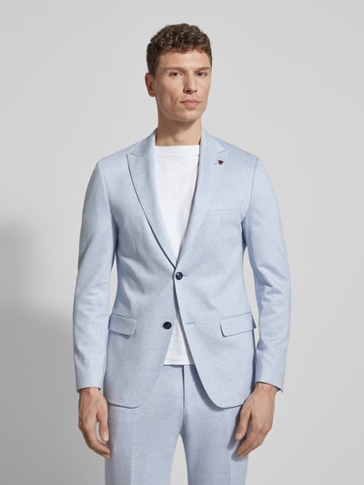 Männermodel trägt Regular Fit Blazer aus Viskose-Mix mit Zierbesatz von Roy Robson in Hellblau, Reverskragen, Pattentaschen, Ganzkörperansicht von vorne.