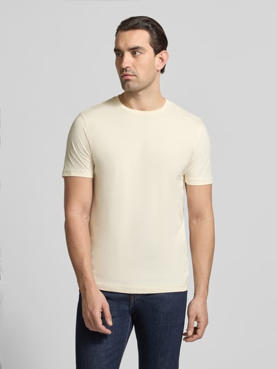 Männermodel trägt T-Shirt mit Rundhalsausschnitt von Christian Berg Men in Creme, Regular Fit aus Baumwolle, Ganzkörperansicht von vorne.