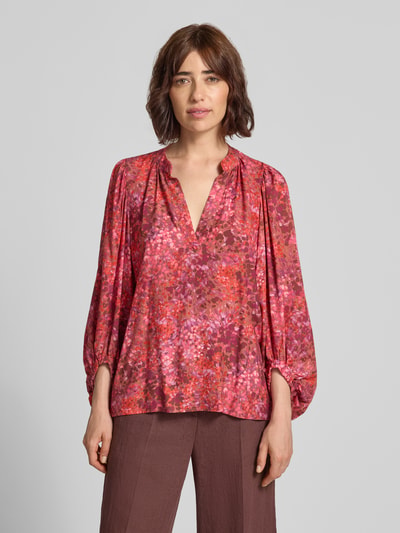 Frauenmodel trägt Relaxed Fit Bluse aus Viskose mit V-Ausschnitt von Rich & Royal, rosa-rote Allover-Optik, Ganzkörperansicht von vorne.