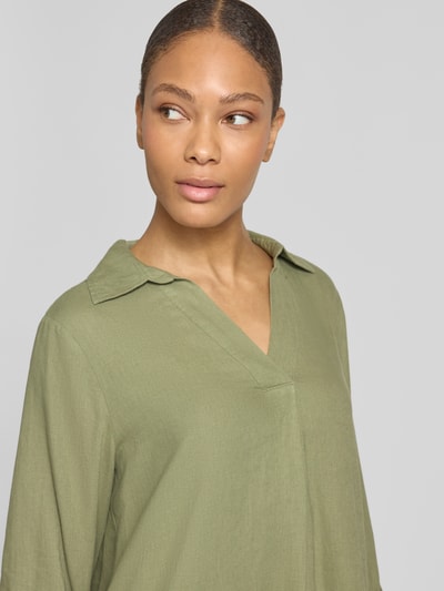 Frauenmodel trägt Figurums­pielendes Freizeitkleid aus Leinen-Viskose-Mix von s.Oliver RED LABEL in Uni-Optik, V-Ausschnitt, Flammgarn, Nahaufnahme Oberkörper.