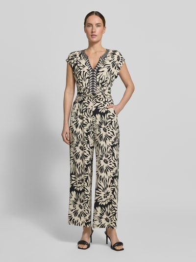 Vrouwenmodel draagt Jumpsuit met V-hals en steekzakken van ROBE LÉGÈRE in materiaalmix met stretch, getailleerd model, all-over look, Ganzkörperansicht von voren.