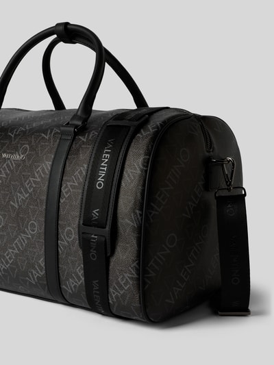 Produktfoto, Weekender mit Allover-Logo-Print Modell 'Zefir' von VALENTINO BAGS, czarny z nadrukiem logo, odpinany pasek, Szerokość w rozmiarze 49 cm, długość 28 cm, głębokość 30 cm, długość paska 140 cm