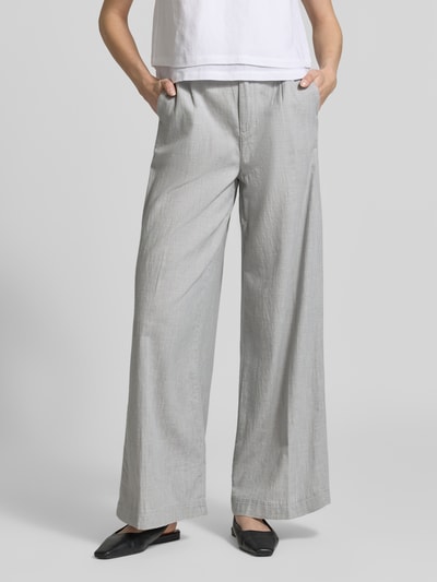 Frauenmodel trägt Wide Fit Stoffhose mit Bügelfalten Modell 'Livia' von Angels, Reine Baumwolle, Grau, Gerade Form, Eingriffstaschen, Nahaufnahme Unterkörper, Vorderansicht.