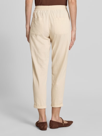 Frauenmodel trägt Hose mit elastischem Bund und Tunnelzug Modell 'Cissie' von Soyaconcept aus Reine Baumwolle, Relaxed-Fit, Ganzkörperansicht Rückansicht.