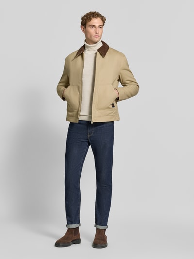 Männermodel trägt Regular Fit Jacke aus reiner Baumwolle von MCNEAL in Beige mit Umlegekragen und Einstecktaschen, Ganzkörperansicht von vorne. Rückenlänge 67 cm, Schulterbreite 53 cm, Brustweite 60 cm, Ärmellänge 66 cm.