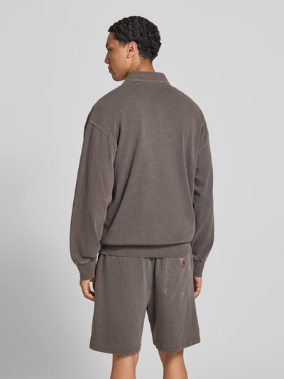 Männermodel trägt Sweatshirt mit Polokragen von Carhartt Work In Progress in Braun, Reine Baumwolle, Gerader-Schnitt, Label-Patch, Rückenlänge 72 cm, Ganzkörperansicht Rückansicht.