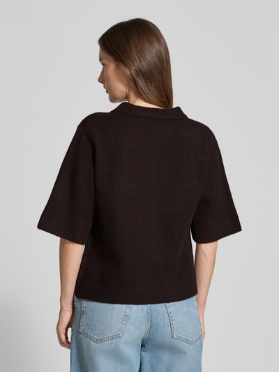 Frauenmodel trägt Regular Fit Hemdbluse mit Woll-Anteil Modell 'Cunna' von Neo Noir, Strick-Optik, braun, Halbarm, Rückansicht.