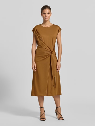 Frauenmodel trägt Midikleid in Wickel-Optik von Rinascimento aus Baumwoll-Modal-Mix, taillierte Passform, braun, Ganzkörperansicht von vorne.