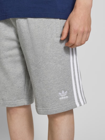 adidas Originals Regular Fit Sweatshorts mit Label-Stitching Hellgrau 3