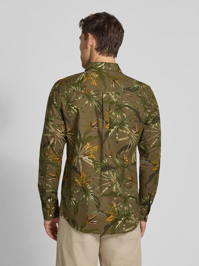 Männermodel trägt Regular Fit Freizeithemd aus Leinen-Baumwoll-Mix mit Kentkragen von MCNEAL im Allover-Look, Ganzkörperansicht Rückansicht, Rückenlänge 76 cm, Schulterbreite 47 cm, Ärmellänge 66 cm, grüne Grundfarbe mit floralen Formen und leichter, strukturierter Textur.