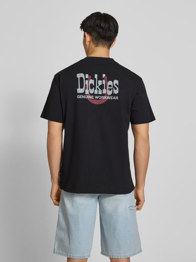 Männermodel trägt Herren T-Shirt mit Logo Modell 'VERNAL' von Dickies in Schwarz, Reine Baumwolle, Relaxed-Fit, Rückenlänge 74 cm, Ganzkörperansicht Rückansicht.