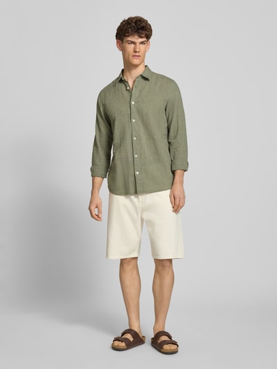 Männermodel trägt Slim Fit Freizeithemd aus Baumwoll-Leinen-Mix Modell 'CAIDENLS SOLID' von Only & Sons, Optik: Unifarben, Ganzkörperansicht von vorne