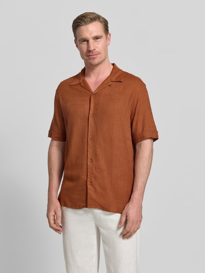 Męski model nosi Regular Fit koszula casualowa z kołnierzem z połami model 'Honolulu' od Antony Morato, brązowy, mieszanka bawełny, listwa guzikowa, z krótkim rękawem, długość tyłu w rozmiarze 50: 80 cm, szerokość w rozmiarze 50: 47 cm, długość rękawów w rozmiarze 50: 67 cm, widok całej sylwetki z przodu