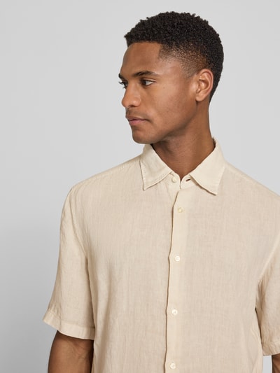 Männermodel trägt Regular Fit Leinenhemd mit kurzem Arm Modell 'RASH_2_M' von BOSS Orange, unifarben, Nahaufnahme Oberkörper.