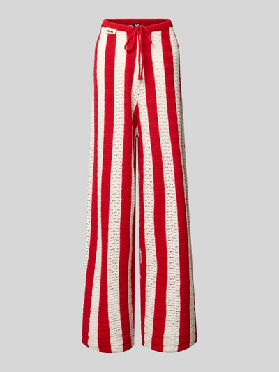 Produktfoto, Strickhose mit Label-Detail und elastischem Bund von Karo Kauer im kräftigen Rot-Weiß-Streifen-Look, Baumwoll-Mix, Loose-Fit, spürbare strukturierte Oberfläche, Kordelzug und Bundweite 38 cm sowie Innenbeinlänge 76 cm für Damen.