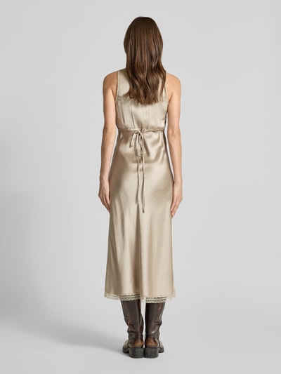 Frauenmodel trägt Midikleid mit Spitzenbesatz Modell 'Clari' von LOLLYS LAUNDRY im Material-Mix mit Viskose-Anteil, Gerader-Schnitt, Rückenlänge 128 cm, in schimmerndem Beige, Ganzkörperansicht Rückansicht.