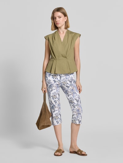 Frauenmodel trägt Regular Fit Caprihose aus Baumwoll-Mix Modell 'LAURA NEW CAPRI' von Raphaela By Brax, Optik:Allover-Muster, Cropped-Länge, Ganzkörperansicht von vorne.