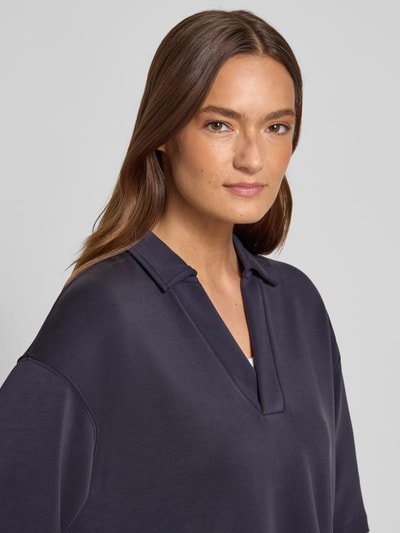 Frauenmodel trägt T-Shirt aus Modal-Mix mit Umlegekragen und V-Ausschnitt von Jake*s Casual, dunkelblau, glatte Textur, Nahaufnahme Oberkörper.