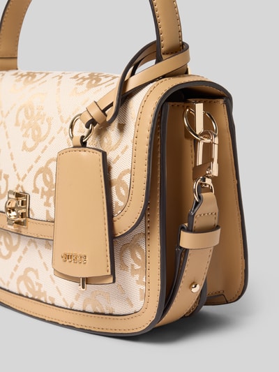 Produktfoto, schoudertas met overslag van GUESS in beige met all-over merkprint, afneembare schouderband, Labelhanger, maat 24x17x9 cm, hoofdvak met magneetsluiting, binnenvak met ritssluiting, achterzak met ritssluiting, draagband