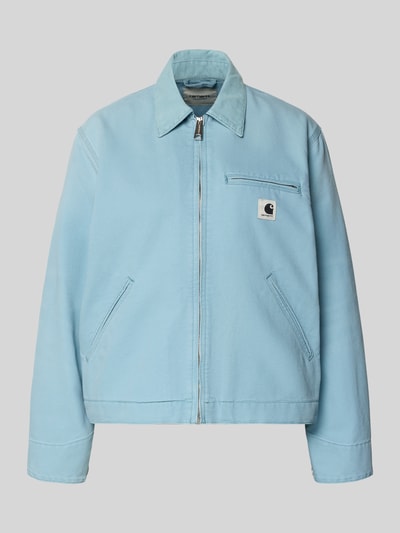 Produktfoto, Jacke mit Label-Detail von Carhartt Work In Progress in Hellblau aus Reine Baumwolle, Relaxed-Fit, Umlegekragen, Reißverschluss, Eingrifftaschen, Label-Detail, Rückenlänge bei Größe S 58 cm, Schulterbreite 47 cm, Brustweite 54 cm, Ärmellänge 60 cm.