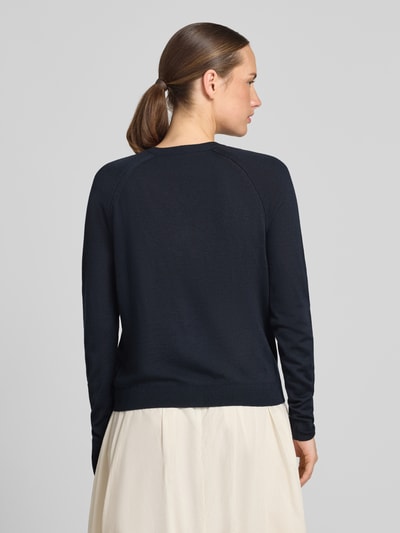 Frauenmodel trägt Relaxed-Fit Strickjacke aus reiner Schurwolle Modell 'FONAMI' von BOSS in Dunkelblau, Damen Strickjacke, Ganzkörperansicht Rückansicht.