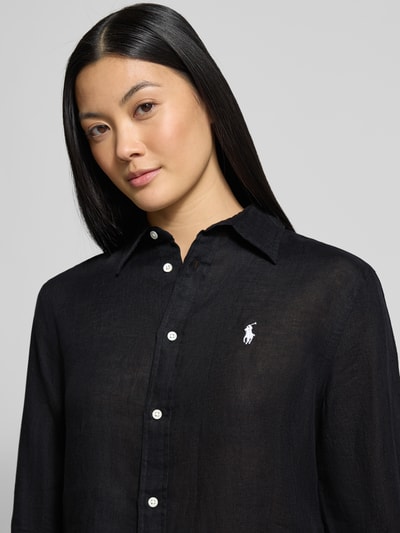 Männermodel trägt Hemdbluse aus reinem Leinen von Polo Ralph Lauren, czarna, luźny krój, kołnierz, guzik, logo, zbliżenie na górę ciała.