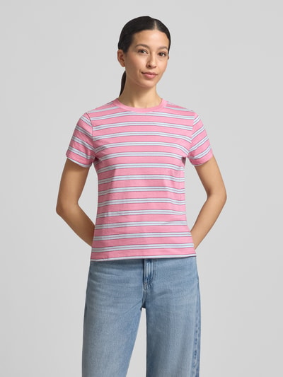Frauenmodel trägt Regular Fit T-Shirt aus reiner Baumwolle von Tom Tailor Denim, mehrfarbig gestreift, Rundhals, kurzarm, Jersey, Label Stitching, Ganzkörperansicht von vorne.