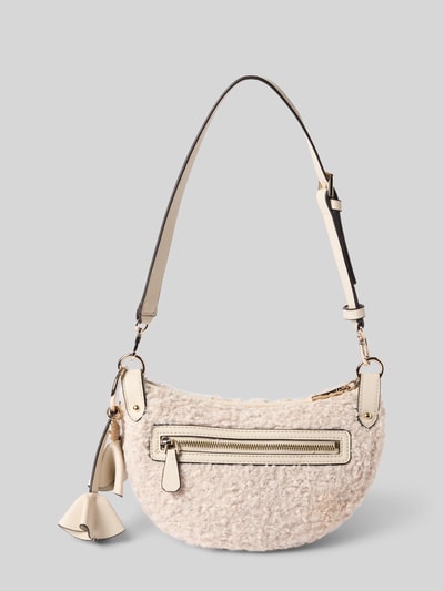 Produktfoto, cremefarbene Handtasche aus Teddyfell Modell 'KATIE' von GUESS mit Reißverschluss, Label-Applikation und Schulterriemen, Maße 27x16x8 cm, Schulterriemen 64 cm