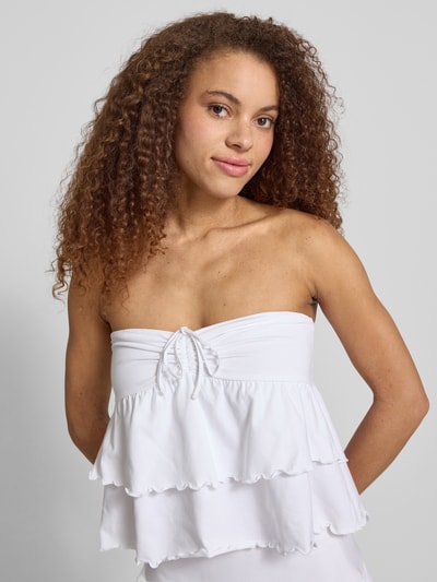 Frauenmodel trägt Bandeau-Top im Stufen-Look mit Schnürung von REVIEW aus Baumwoll-Elasthan-Mix, weiß, Regular-Fit, Nahaufnahme Oberkörper.