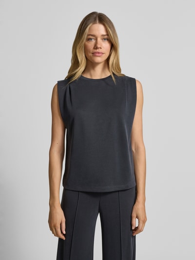 Frauenmodel trägt Top aus Modal-Mix mit Rundhalsausschnitt von Jake*s Collection in Schwarz, Regular Fit, Ganzkörperansicht von vorne.