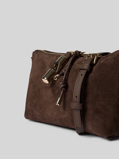 Produktfoto, Crossbody Bag aus echtem Leder Modell 'Debby' von FURLA in Dunkelbraun mit goldfarbenen Metall-Details, strukturierte Wildleder-Textur, sichtbarer Reißverschluss, verstellbarer Schulterriemen, Hauptfach mit Reißverschluss, Maße 32x17x14 cm, Schulterriemen 106 cm.