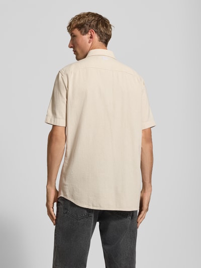 Männermodel trägt Regular Fit Freizeithemd aus reiner Baumwolle von G-Star RAW in Beige, strukturierte Oberfläche, Ganzkörperansicht Rückansicht.