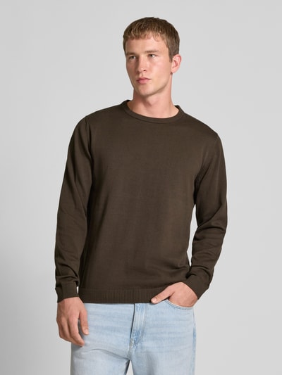 Męski model nosi Longsleeve mit Rundhalsausschnitt od Jack & Jones z bawełny, prosty krój, detal z logo, prążkowane wykończenia, całkowity widok z przodu.