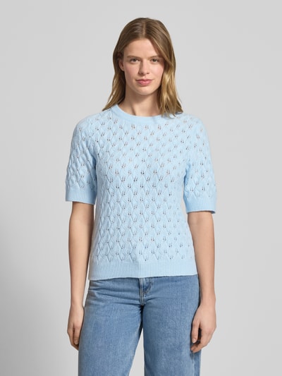 Frauenmodel trägt Regular Fit Pullover mit Woll-Anteil Modell 'LELOU' von Pieces, Optik: Unifarben, Strick, Ganzkörperansicht von vorne.