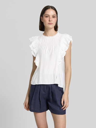 Frauenmodel trägt Regular Fit T-Shirt aus Viskose-Mix Modell 'BLISS' von Vero Moda, unifarben, Rüschen, Rundhals, Popeline, Ganzkörperansicht von vorne.