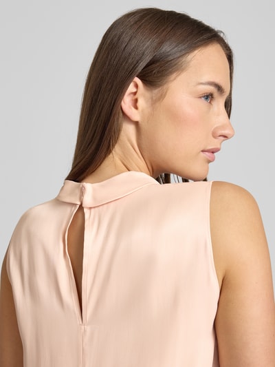 Frauenmodel trägt Regular Fit Blusentop aus reiner Viskose Modell 'BAURINA' von BOSS in zartem Rosé, Satinoptik, Detailaufnahme Rückansicht.