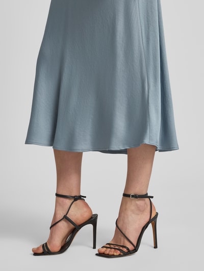 Kobiece modelka nosi spódnica midi z elastycznym pasem od Drykorn, mieszanka acetatu i elastanu, satyna, długość midi, linia a. Detailaufnahme nóg.