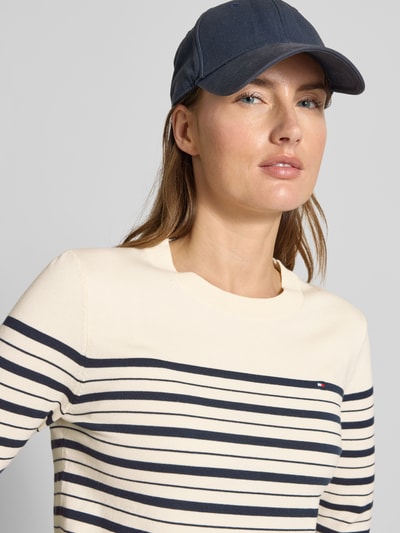 Vrouwenmodel draagt Regular Fit Strickpullover aus Baumwoll-Mix van Tommy Hilfiger, gestreept, katoenmix, ribstructuur, Nahaufnahme bovenlichaam.