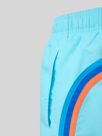 Produktfoto, Badehose mit elastischem Bund Modell 'UNI SHORTS NEON' von Sundek, hellblau mit blauen und orangefarbenen Streifen, glatte Textur