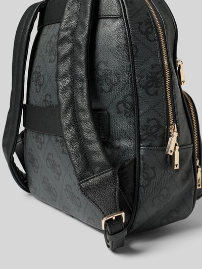 Produktfoto, Rucksack mit Label-Applikation Modell 'POWER PLAY II' von Guess, schwarz mit Logo-Muster, goldene Reißverschlüsse, Lederstruktur