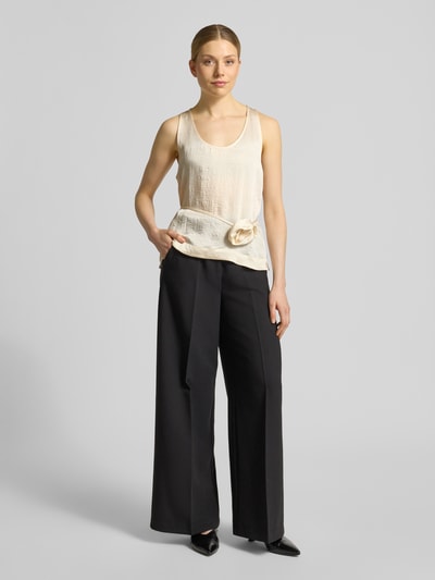 Frauenmodel trägt Blusenshirt mit floraler Applikation von Marella aus Satin in Regular-Fit mit Rundhalsausschnitt, Farbe Beige, Rückenlänge 56 cm bei Größe 36, Ganzkörperansicht von vorne.