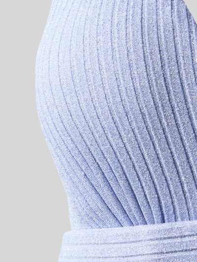 Frauenmodel trägt Badeanzug mit Gürtel Modell 'TINJIS' von Marie Jo aus Material-Mix mit Stretch-Anteil und Ripp-Optik, Detailaufnahme.