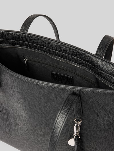 Produktfoto, Shopper mit Label-Detail Modell 'LOHJA' von Seidenfelt in Schwarz mit Hauptfach, Reißverschluss, Anhänger, Reißverschlussfach innen, feine Struktur, Tragegriffe, Maße: Breite 41 cm, Länge 29 cm, Tiefe 68 cm, Länge Schulterriemen 12 cm