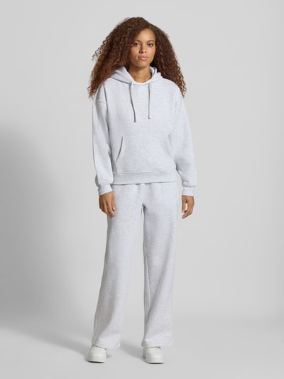 Frauenmodel trägt Regular Fit Sweathose mit Baumwoll-Anteil Modell 'BEST' von ONLY in Hellgrau, glatte Struktur, Ganzkörperansicht von vorne, Damen Sweathose von ONLY.