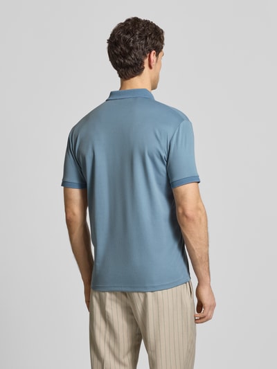 Männermodel trägt Regular Fit Poloshirt aus Bio-Baumwoll-Mix Modell 'FAVE' von SELECTED HOMME, unifarben, Rückansicht, Ganzkörperansicht.