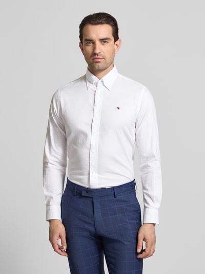 Männermodel trägt Regular Fit Freizeithemd aus reiner Baumwolle von Tommy Hilfiger, Optik: Unifarben, Nahaufnahme Oberkörper.