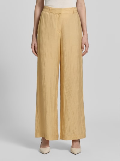Frauenmodel trägt Hose aus Viskose-Mix in Crinkle-Optik von Jake*s Collection, gelb, Regular-Fit, Gesäßtaschen, Ganzkörperansicht von vorne.